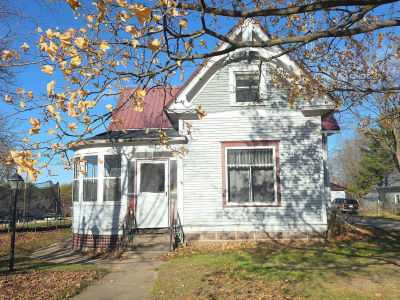 305 E State St Iola, WI 54945