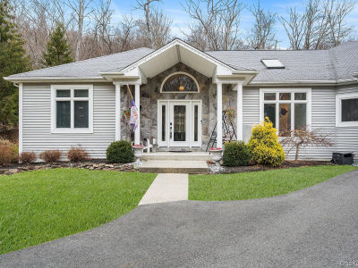 16 Katavolos Dr Tomkins Cove, NY 10986
