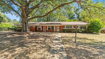 8 Holiday Ln Texarkana, TX 75503