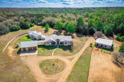 335 La Reata Trl Smithville, TX 78957