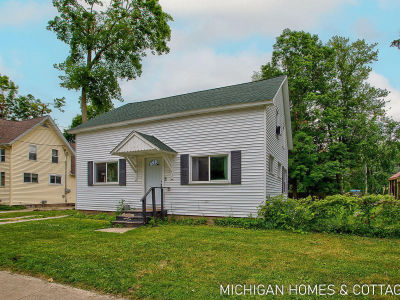752 Jordan Lake Ave Lake Odessa, MI 48849