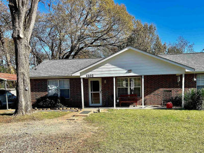 1102 2nd St Queen City, TX 75572