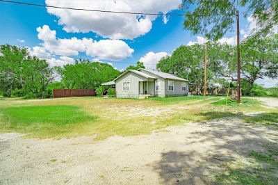 305 E Milam St Pettus, TX 78146