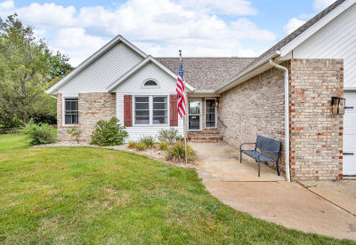 2018 W Coachlight Dr Jackson, MI 49201