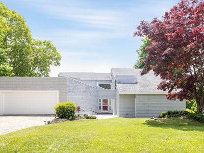 6 Bayview Dr Hampton Bays, NY 11946