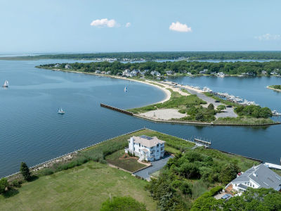 7 Convent Ln Center Moriches, NY 11934