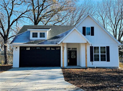 303 S Cayuga St #B Frontenac, KS 66763