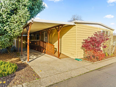 1800 Lakewood Ct SPACE 127 Eugene, OR 97402