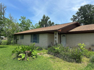 112 Raven St Clute, TX 77531