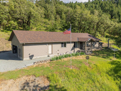 460 Huckleberry Mount Ln Riddle, OR 97469