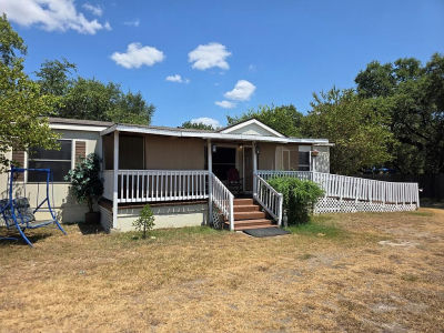 200 Iroquois Trl Bandera, TX 78003