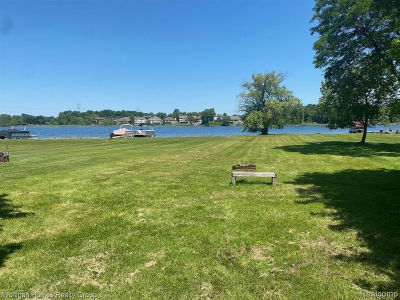 2910 Loon Dr Wixom, MI 48393