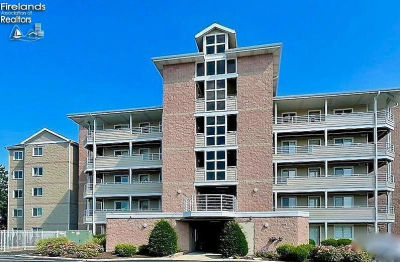 32 Marina Point Dr Sandusky, OH 44870