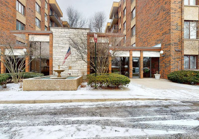 9560 Gross Point Rd APT 404B Skokie, IL 60076