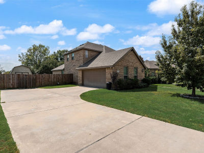 202 Debbie Way Red Oak, TX 75154