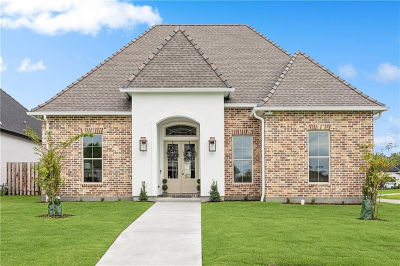 100 Wood Duck Dr Belle Chasse, LA 70037