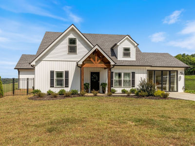 1020 Loggins Rd Charlotte, TN 37036