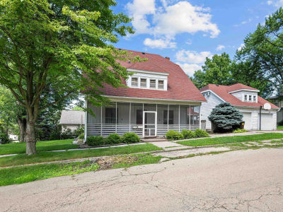 916 7th St Fulton, IL 61252