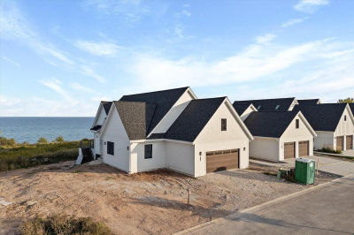 1082 Seanma Wynd Grafton, WI 53024