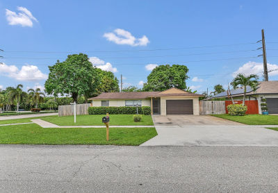 5001 Woodstone Cir N Lake Worth, FL 33463