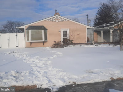 33 Laurel Ln Levittown, PA 19054