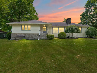 207 Maumee St Jonesville, MI 49250