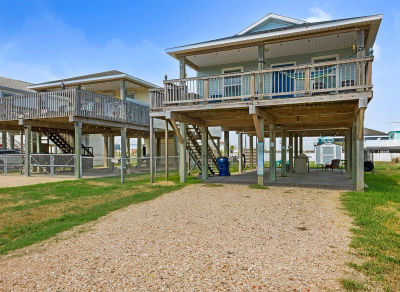 1110 Treaty Dr Surfside Beach, TX 77541