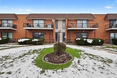 629 N Carroll Pkwy APT 208 Glenwood, IL 60425