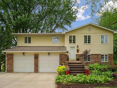 5 Hillside Dr E Oelwein, IA 50662