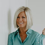 Headshot of Lynda Lambert, real estate agent