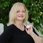 Headshot of Helen Hunt, real estate agent