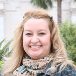 Headshot of Ivana Souza Diniz, real estate agent