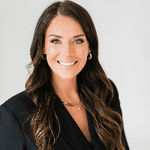 Headshot of Kate Carlton, real estate agent