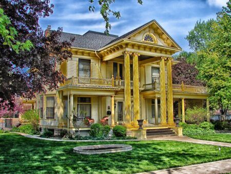 Pros and Cons of Buying an Old House