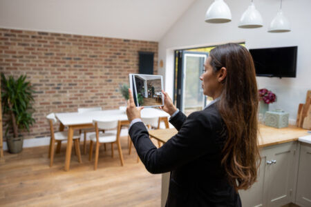Virtual Tours and Smart Home Tech: Selling Properties in a Hybrid Market